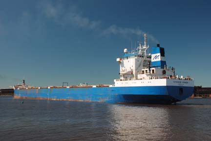 Voyageur Pioneer arriving at Superior