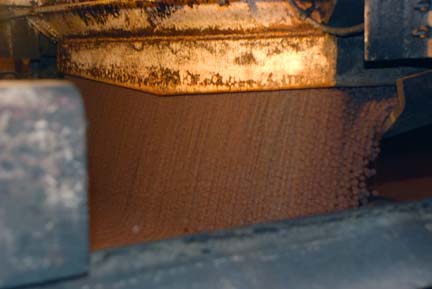 Unloading gate in tunnel