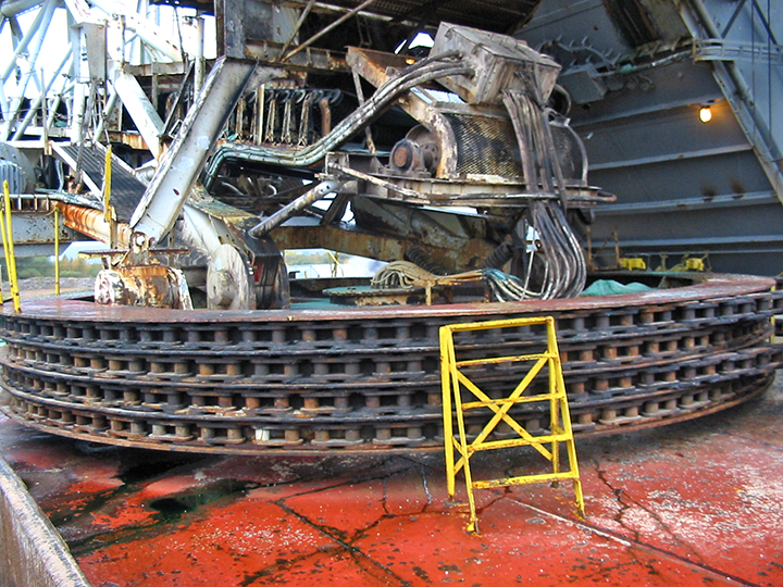 Slewing table and unloading boom on Manistee