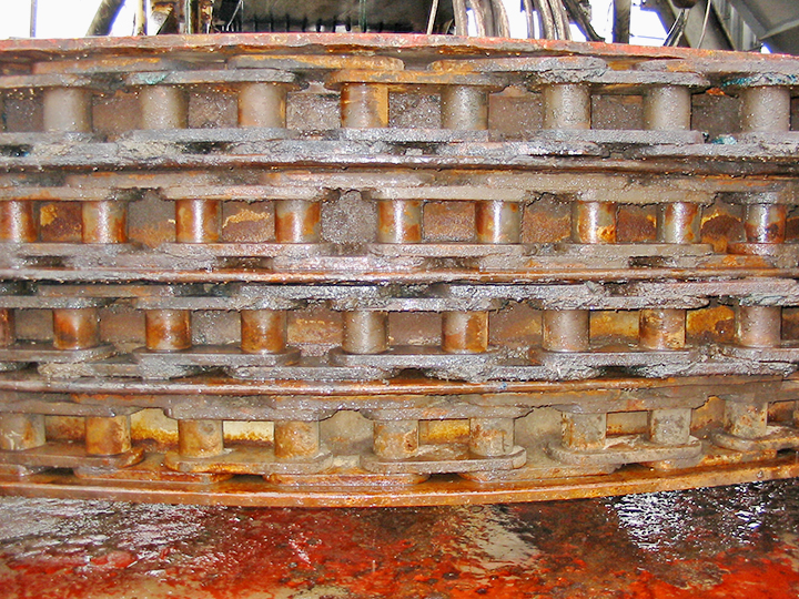 Chain drive on slewing table