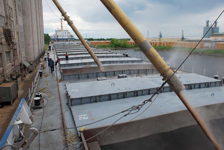 Loading spouts over hatches