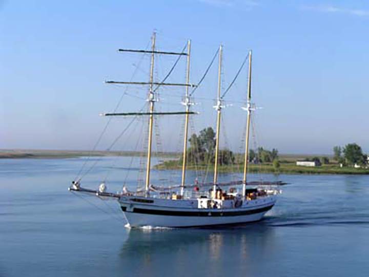 Summer Pleasure sailboat
