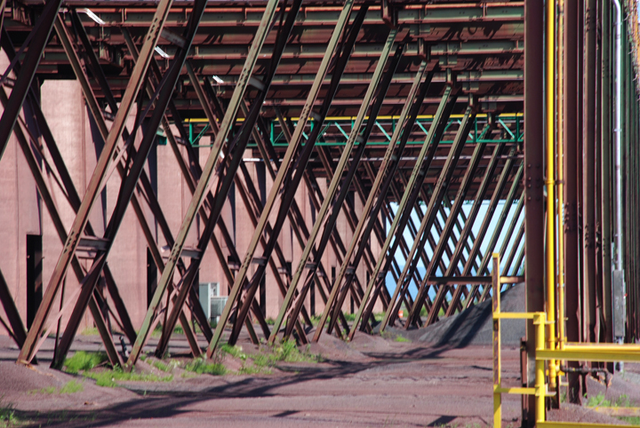Diagonal bracing for conveyor lines