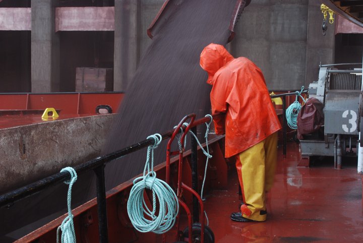 loading iron ore